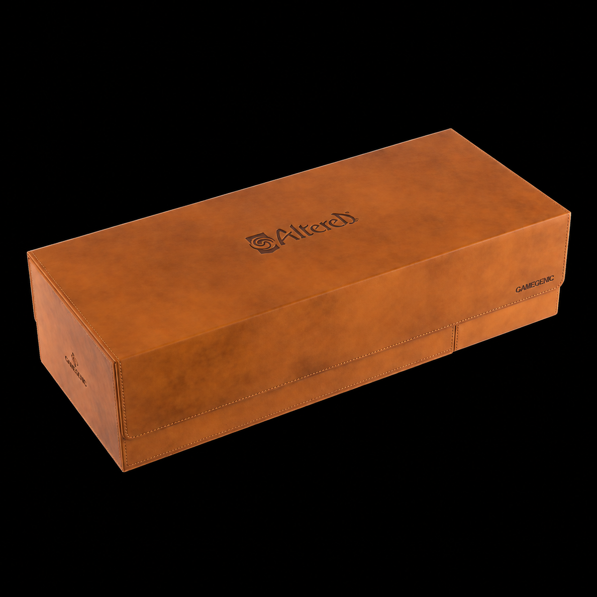 Caja Altered Card’s Lair Pro de Gamegenic de color marrón coñac, cerrada en perspectiva con el logotipo en la tapa.