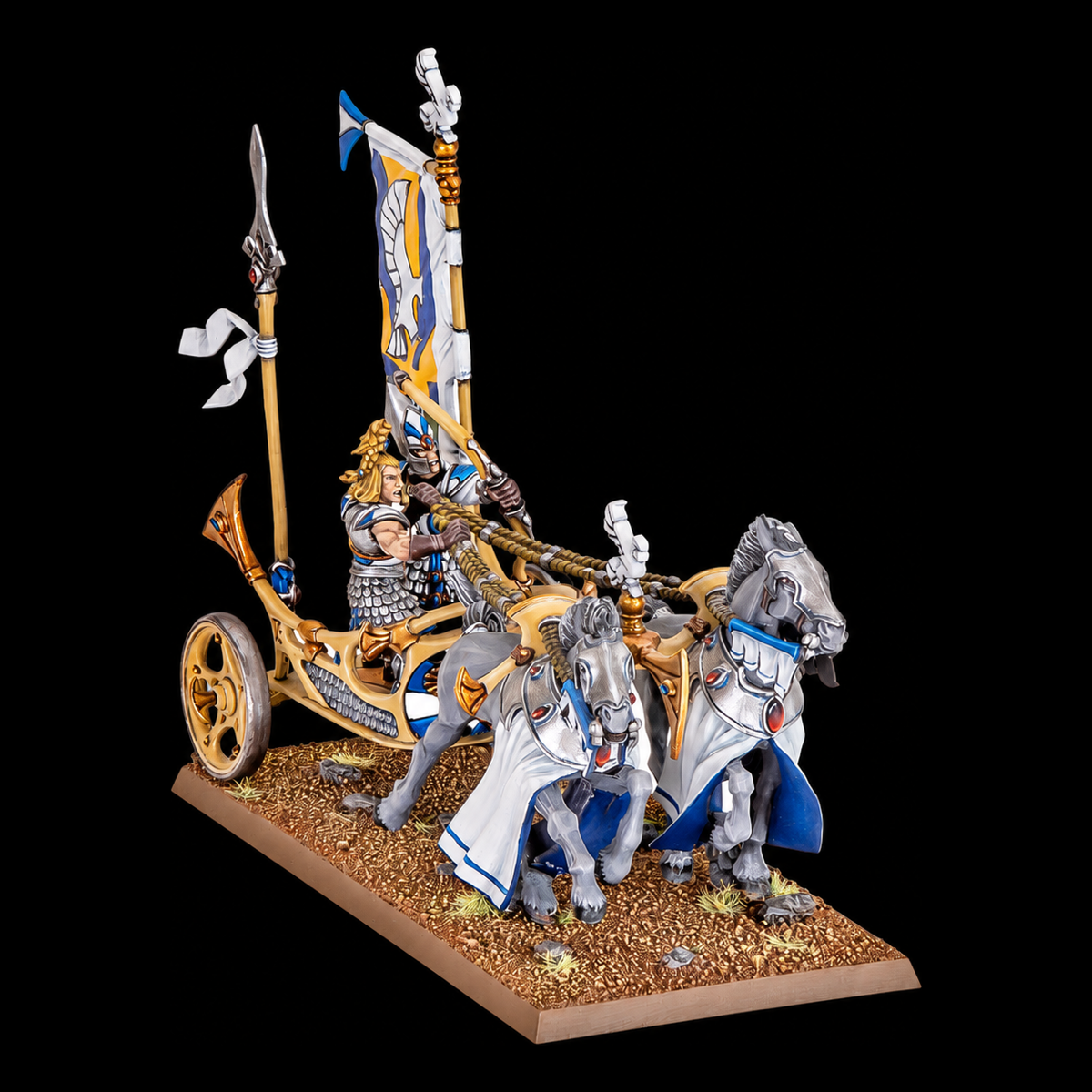 Carro dorado de altos elfos tirado por dos caballos, con dos tripulantes y estandarte.