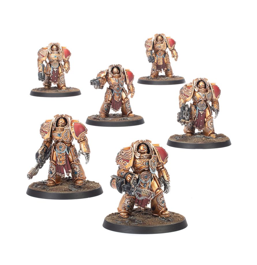 Seis miniaturas Custodes Aquilon Terminator Sodality de Warhammer, con armaduras doradas, hombreras rojas y armas sobre peanas circulares.
