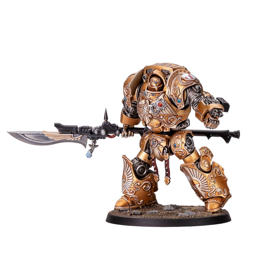 Miniatura Custodian Dreadnought de Adeptus Custodes de Warhammer, con armadura dorada y arma de asta horizontal, vista frontal.