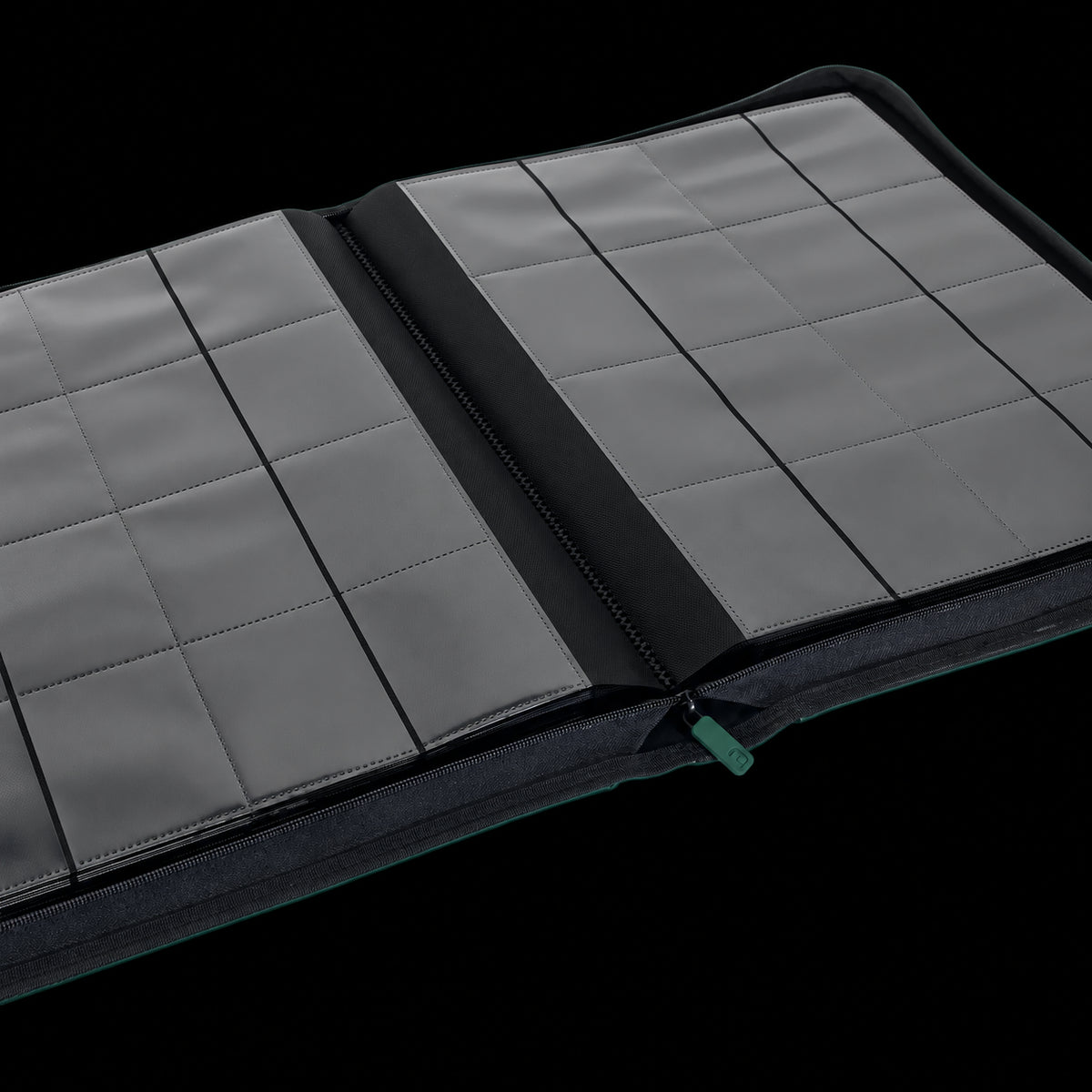 Interior del álbum Vault X Exo-Tec Zip Binder XXL Forest Green abierto, detalle de los bolsillos y el tirador verde de la cremallera.
