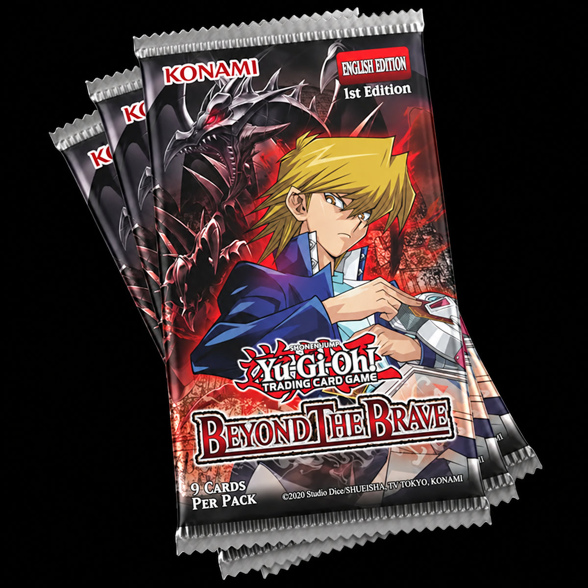Tres sobres Yu-Gi-Oh! Beyond the Brave de Konami, edición en inglés, superpuestos con ilustración de un personaje rubio y un dragón sobre fondo negro.