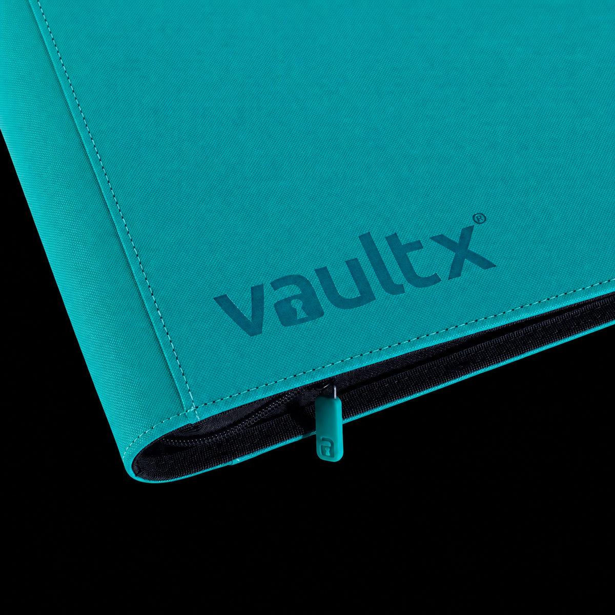 Detalle de la cubierta turquesa, el logotipo y el tirador de la cremallera del álbum Vault X Exo-Tec XXL Ocean Blue.