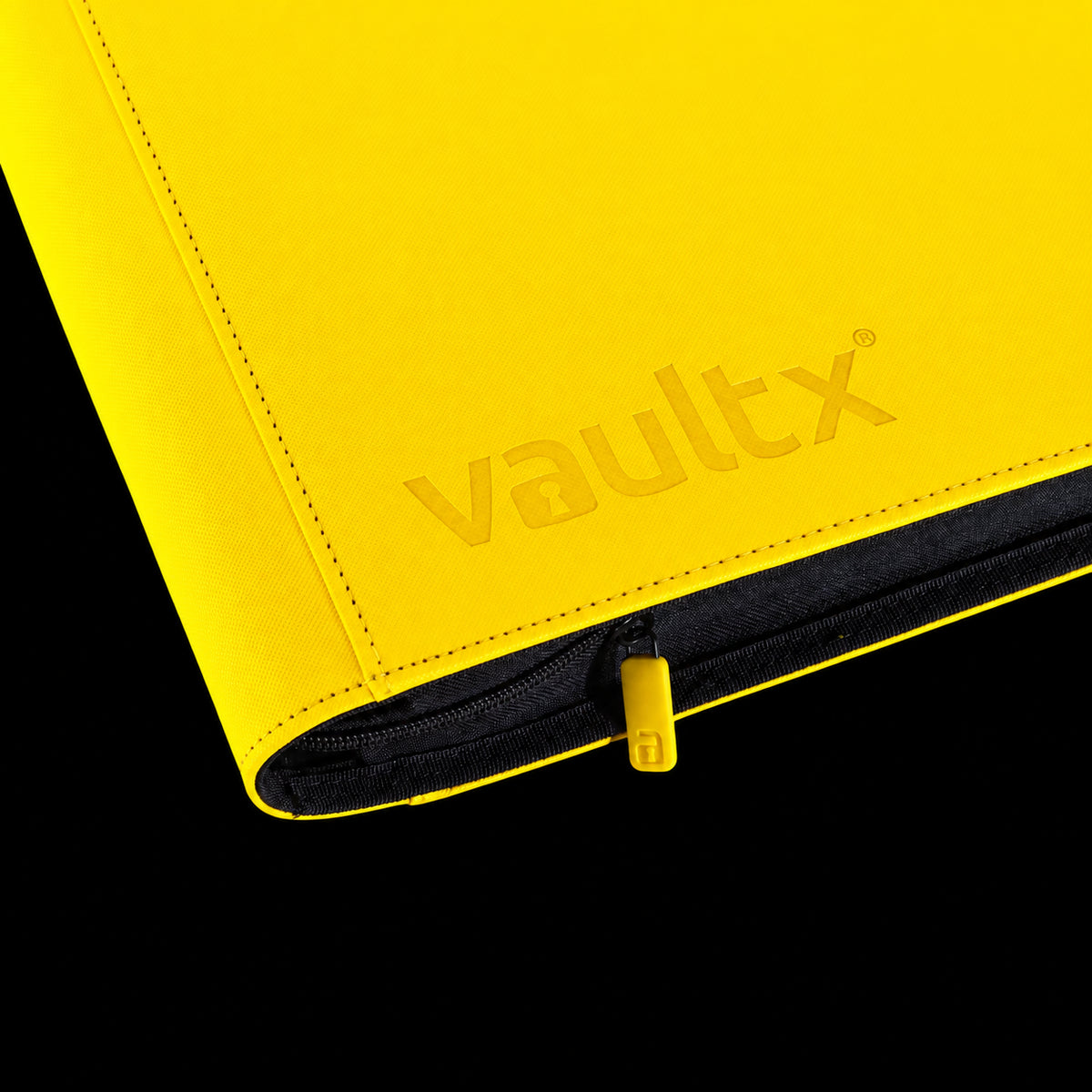 Detalle de la cubierta amarilla, el logotipo y el tirador de la cremallera del álbum Vault X Exo-Tec XXL Sunrise Yellow.