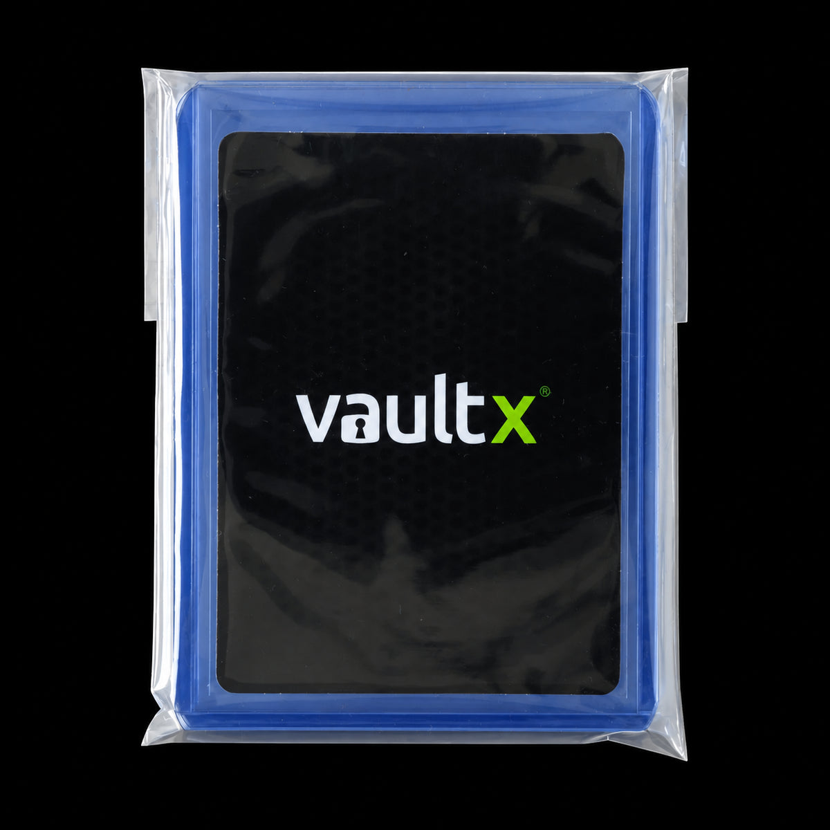 Protector de cartas de bordes azulados dentro de una funda transparente Vault X Card Holder Sleeves, con tarjeta negra de la marca.