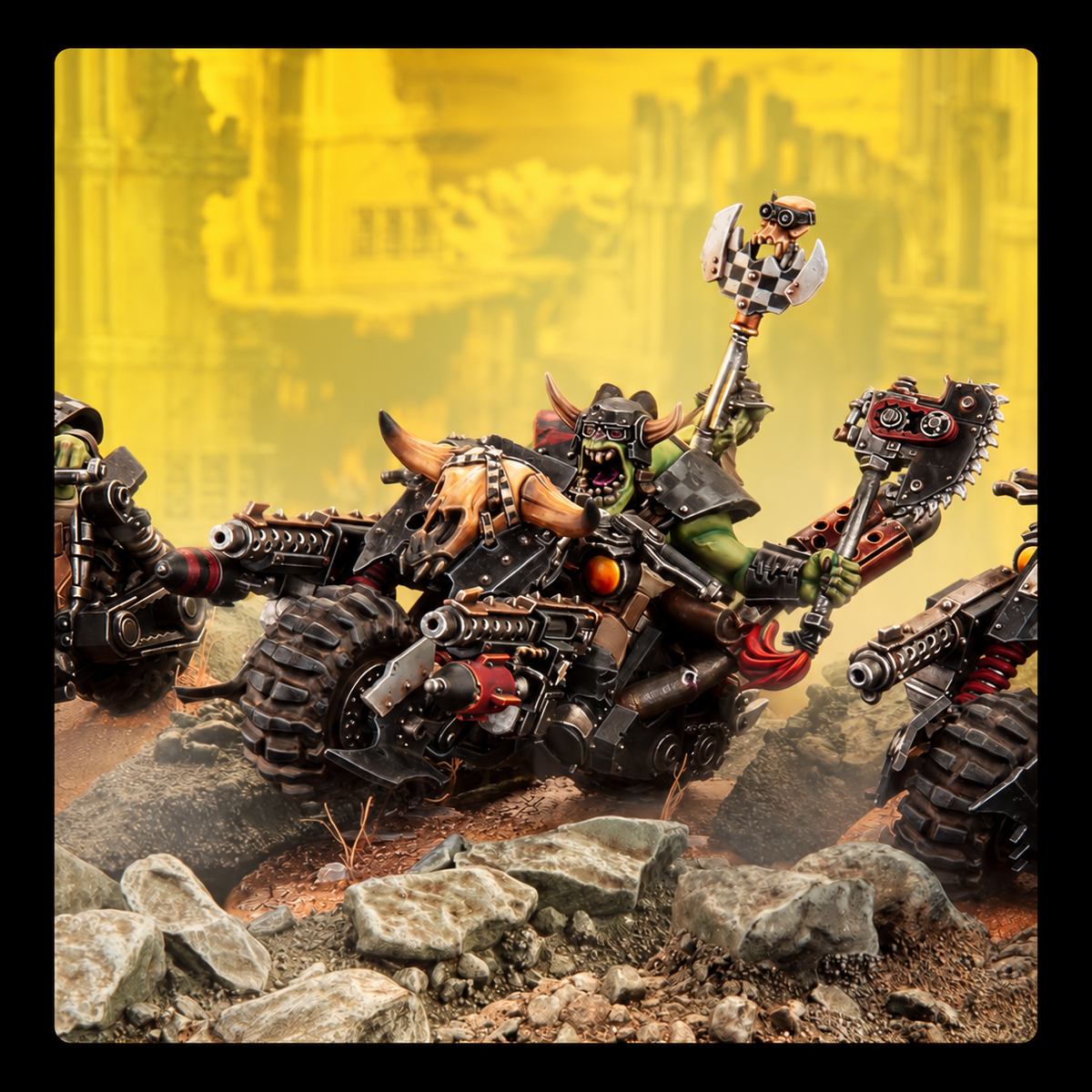 Ork montado en moto de guerra con armamento y decoración de cráneo, entre rocas y ruinas de fondo amarillo.
