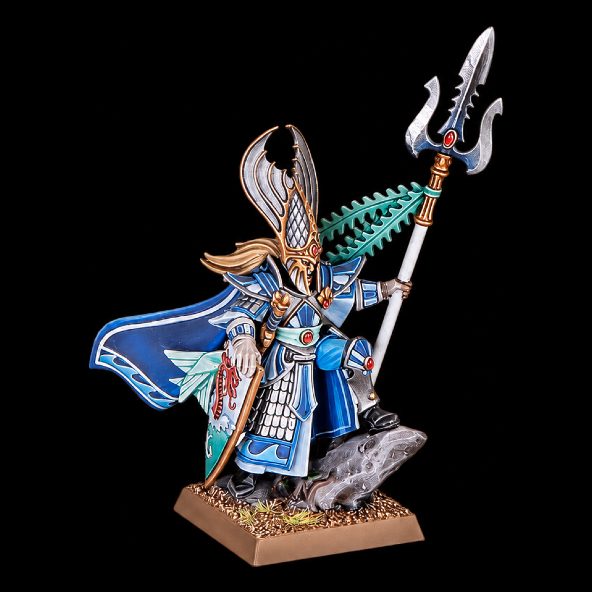 Miniatura de alto elfo con armadura azul y blanca, casco alado y arma de asta sobre peana cuadrada.