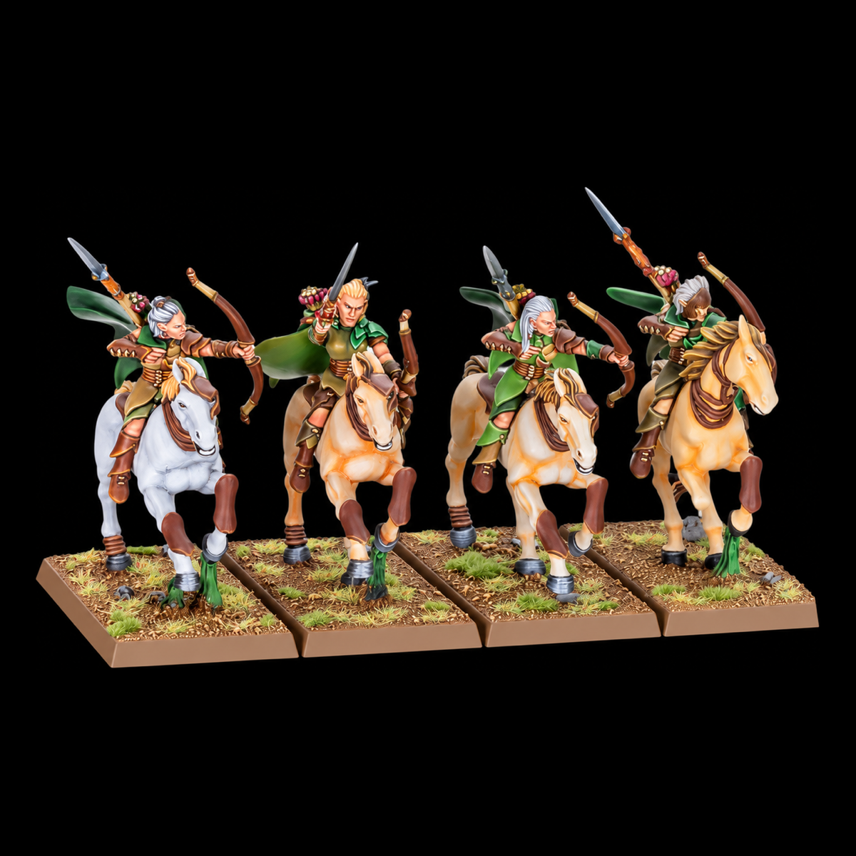Cuatro arqueros elfos silvanos a caballo, con capas verdes y peanas rectangulares.