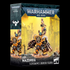 Caja Orks Nazdreg de Warhammer 40.000, con miniatura de armadura amarilla y fondo amarillo, vista en perspectiva.