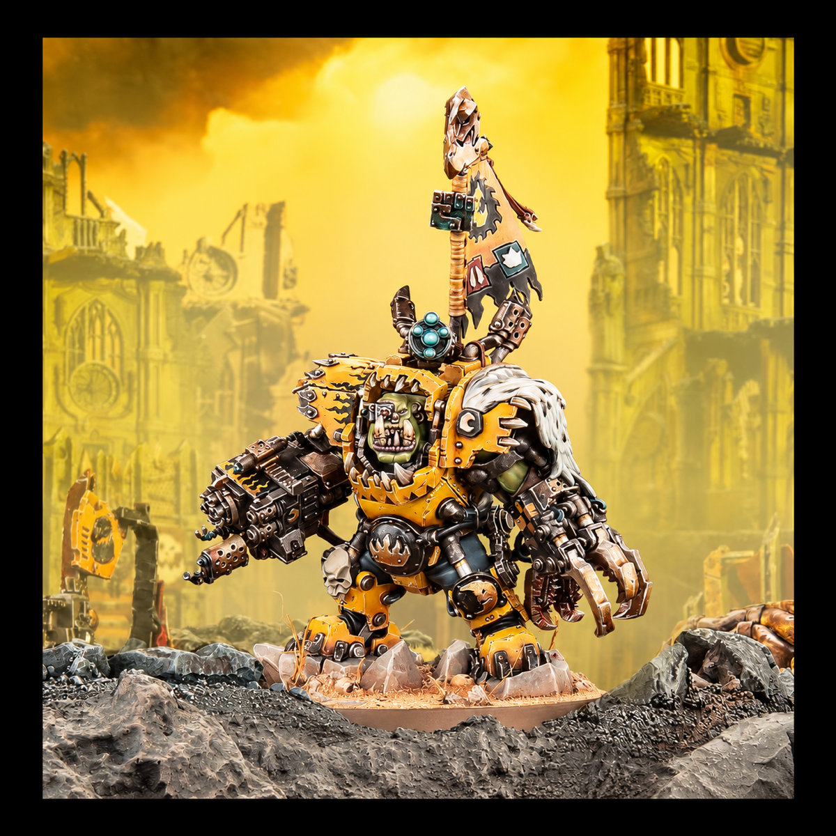 Nazdreg de Warhammer entre ruinas y rocas, con armadura amarilla y estandarte, sobre un fondo amarillo.