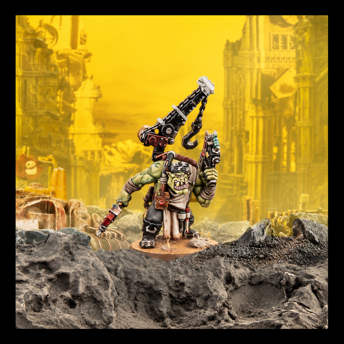 Miniatura Ork Mek de Warhammer entre ruinas y rocas, con iluminación y fondo amarillos.