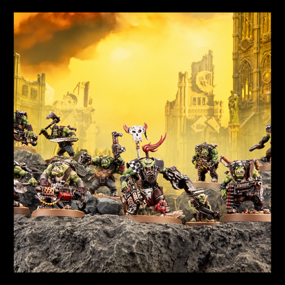 Miniaturas Orks Boyz de Warhammer en un escenario de ruinas y terreno rocoso, con fondo amarillo.
