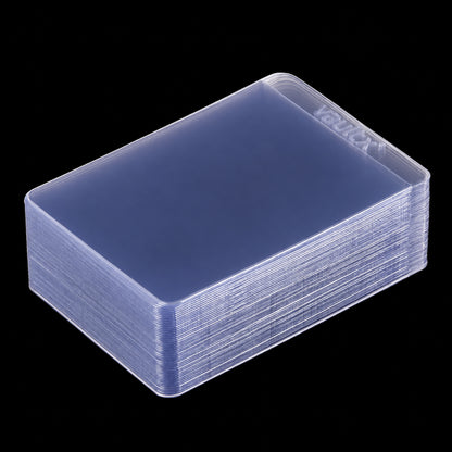 Pila de fundas semirrígidas transparentes Vault X para cartas, vista en perspectiva.