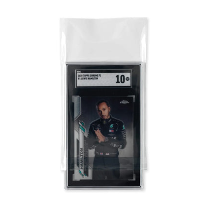 Carta de Lewis Hamilton encapsulada por SGC, con la funda Vault X Universal Fit abierta.