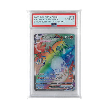 Carta Charizard VMAX encapsulada por PSA dentro de una funda transparente Vault X Exact Fit cerrada.
