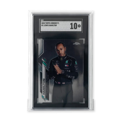 Carta de Lewis Hamilton encapsulada por SGC dentro de una funda transparente Vault X Universal Fit cerrada.