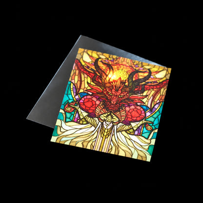 Funda Dragon Shield Dragonfall 2026 con dragón rojo en estilo vidriera, sobre otra funda gris, vista en perspectiva.