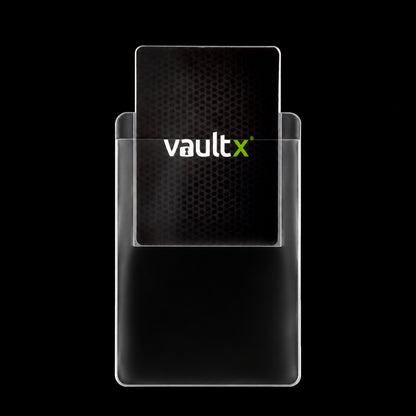 Funda semirrígida transparente Vault X con una carta negra de muestra, vista frontal.