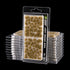 Blíster Light Brown 6 mm Wild de Gamer’s Grass con matas irregulares marrón claro y envases apilados.