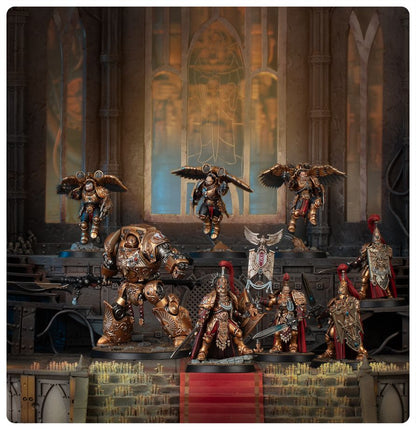 Miniaturas Adeptus Custodes Combat Patrol de Warhammer en un escenario de catedral, con armaduras doradas, velas y escalinata roja.