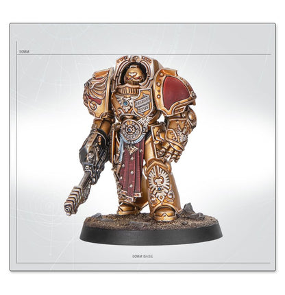 Miniatura Custodes Aquilon Terminator de Warhammer dorada y roja, con esquema de altura y medida de la peana circular.