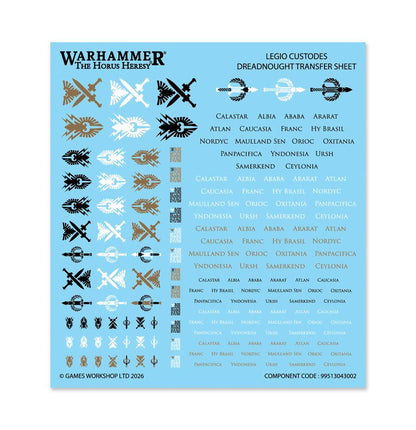 Hoja de calcomanías Legio Custodes Dreadnought Transfer Sheet de Warhammer, con emblemas y nombres negros, blancos y dorados sobre soporte azul.
