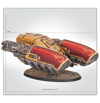 Miniatura Custodes Pallas Grav-Attack de Warhammer roja y dorada sobre peana ovalada, con esquema de dimensiones.