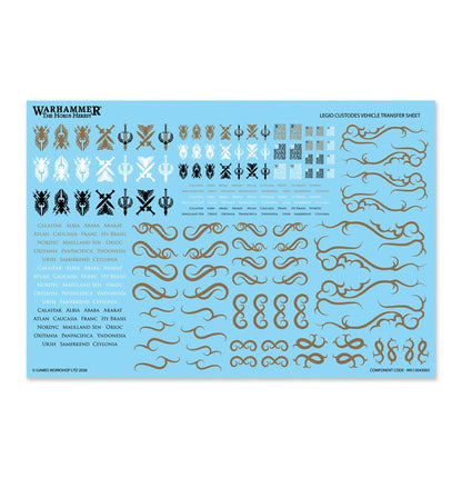 Hoja de calcomanías Legio Custodes Vehicle Transfer Sheet de Warhammer, con emblemas dorados, blancos y negros sobre soporte azul.