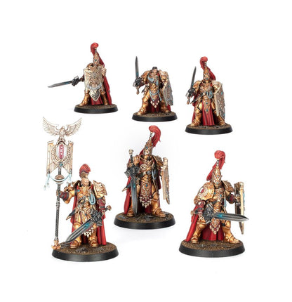 Miniaturas Sentinel Guard de Adeptus Custodes de Warhammer, con armaduras doradas, espadas, escudos y estandarte.