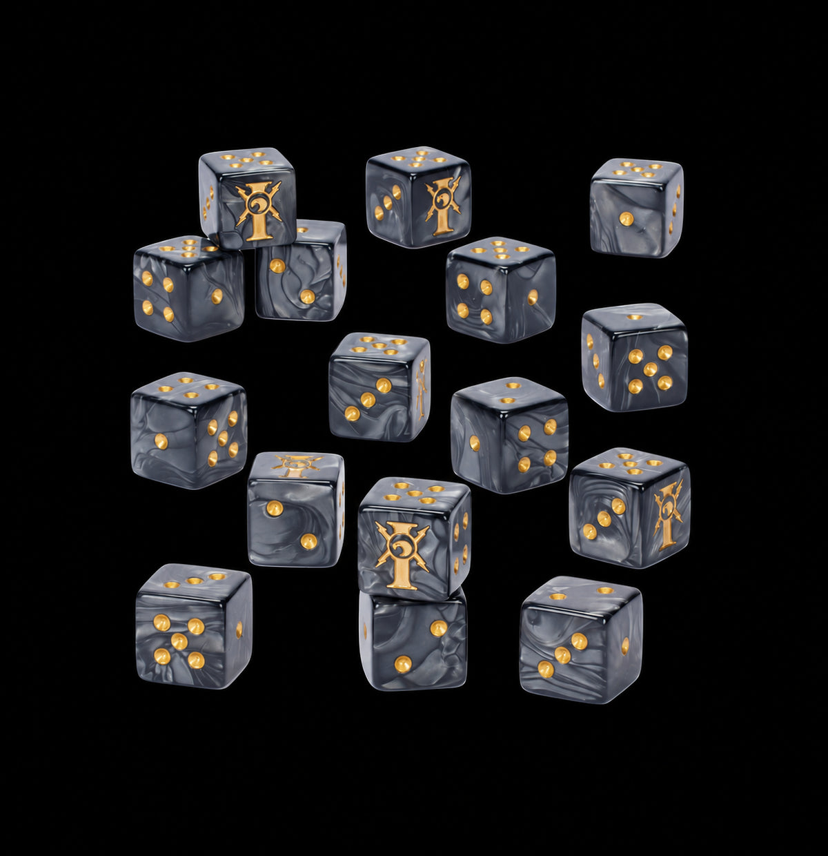 Dados Adeptus Custodes de Warhammer 40.000 negros con vetas grises, puntos y emblemas dorados, distribuidos en varias posiciones.