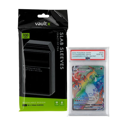 Paquete Vault X Exact Fit PSA junto a una carta Charizard VMAX encapsulada por PSA.