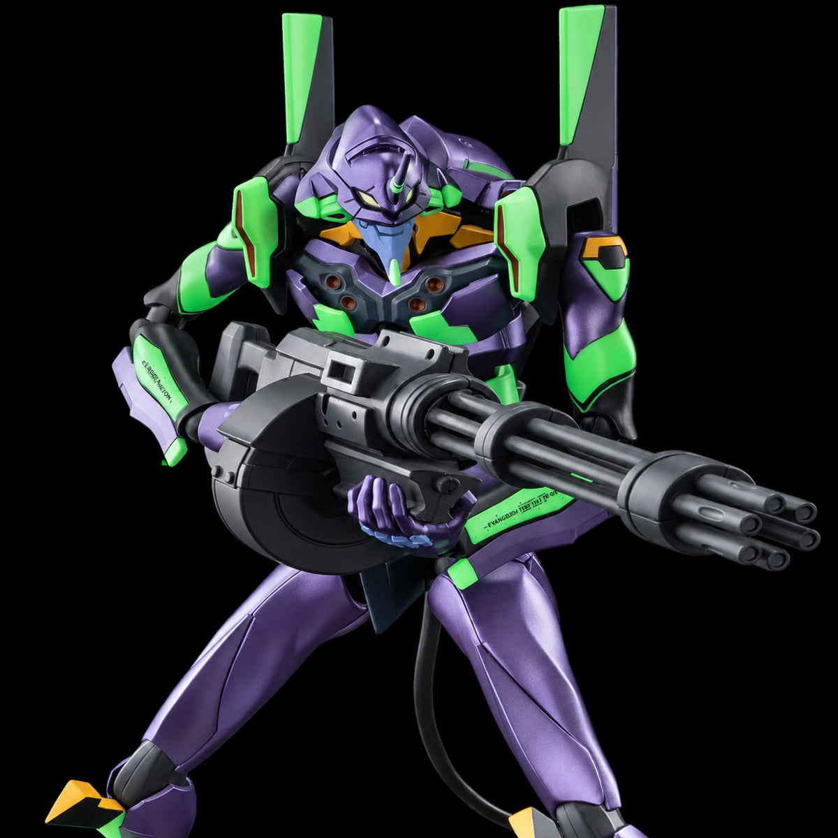 Detalle de la figura Evangelion UNIT-01 de Blokees, morada y verde, sujetando un accesorio de ametralladora de varios cañones sobre fondo negro.