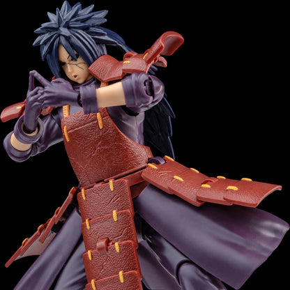 Detalle de la figura Madara Uchiha Reanimation de Naruto Shippuden, Blokees Champion Class, con manos formando un gesto y armadura rojiza sobre fondo negro.