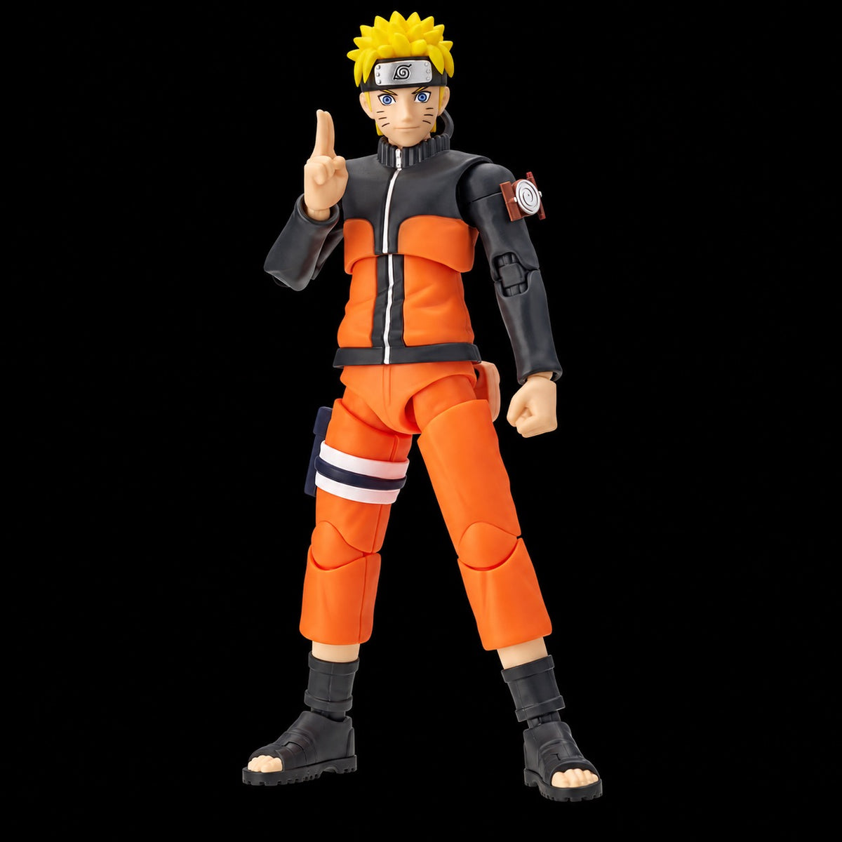 Figura de Naruto Uzumaki de Naruto Shippuden, Blokees Champion Class, con traje naranja y negro y dos dedos levantados sobre fondo negro.