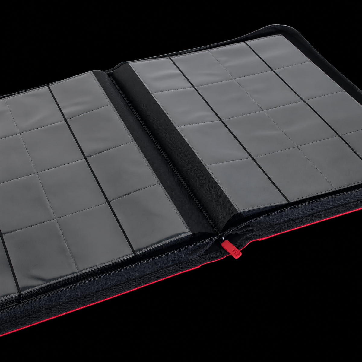 Interior del álbum Vault X Exo-Tec Zip Binder XXL Fire Red abierto, detalle de los bolsillos y el tirador rojo de la cremallera.