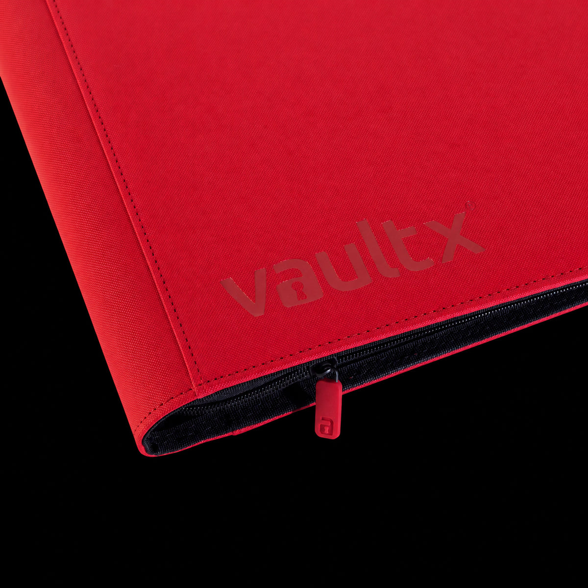 Detalle de la cubierta roja, el logotipo y el tirador de la cremallera del álbum Vault X Exo-Tec XXL Fire Red.