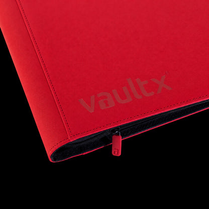 Detalle de la cubierta roja, el logotipo y el tirador de la cremallera del álbum Vault X Exo-Tec XXL Fire Red.