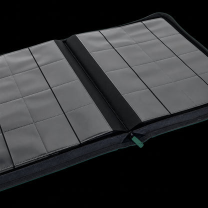 Interior del álbum Vault X Exo-Tec Zip Binder XXL Forest Green abierto, detalle de los bolsillos y el tirador verde de la cremallera.