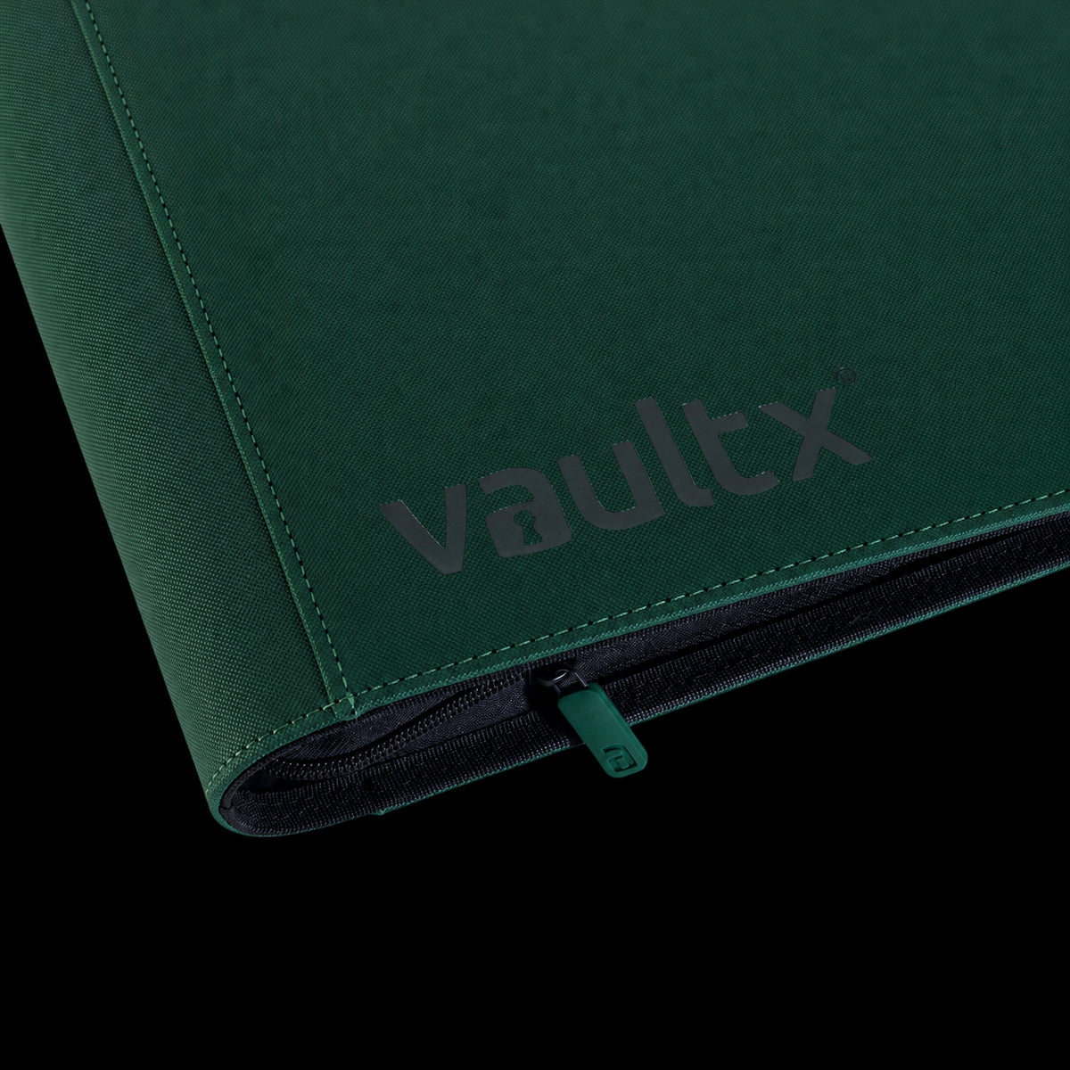 Detalle de la cubierta verde, el logotipo y la cremallera del álbum Vault X Exo-Tec XXL Forest Green.