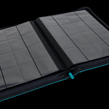 Interior del álbum Vault X Exo-Tec Zip Binder XXL Ocean Blue abierto, detalle de los bolsillos y el tirador turquesa de la cremallera.