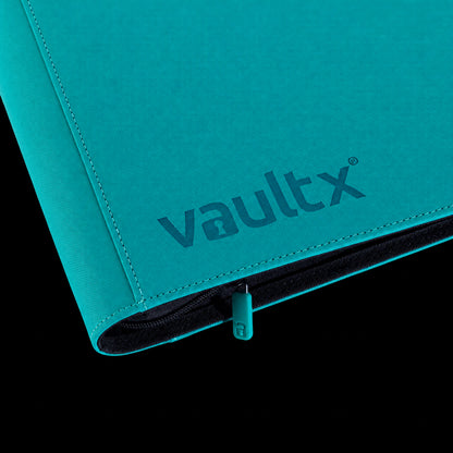 Detalle de la cubierta turquesa, el logotipo y el tirador de la cremallera del álbum Vault X Exo-Tec XXL Ocean Blue.