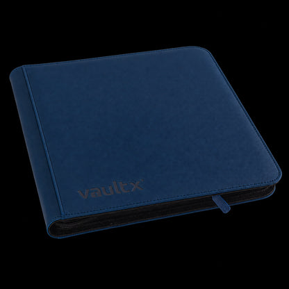 Álbum Vault X Exo-Tec Zip Binder XL azul oscuro de 12 bolsillos, cerrado y visto en perspectiva.