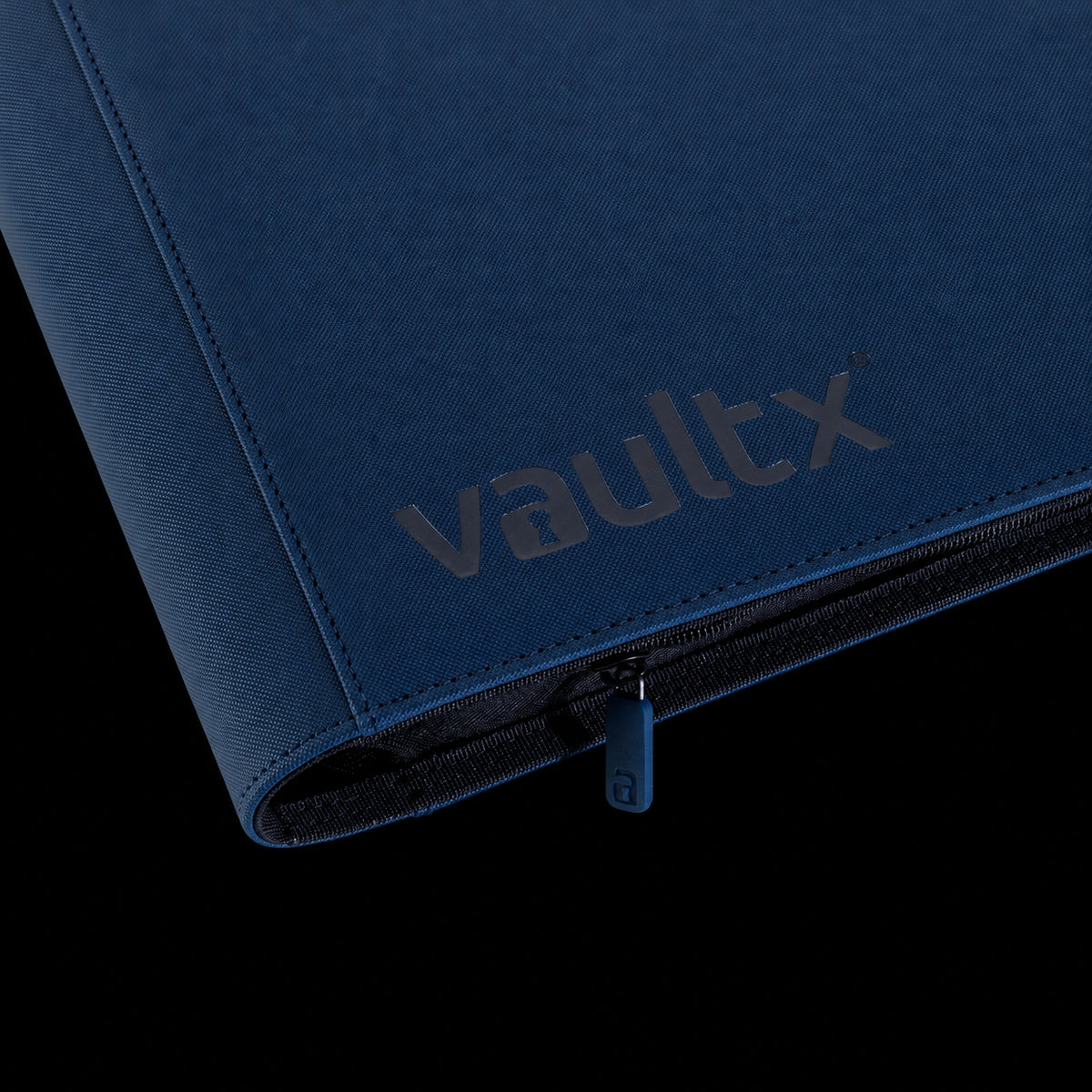 Detalle de la cubierta azul, el logotipo y el tirador de la cremallera del álbum Vault X Exo-Tec XXL Royal Blue.