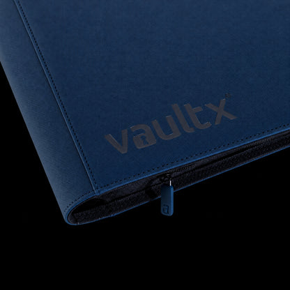 Detalle de la cubierta azul, el logotipo y el tirador de la cremallera del álbum Vault X Exo-Tec XXL Royal Blue.