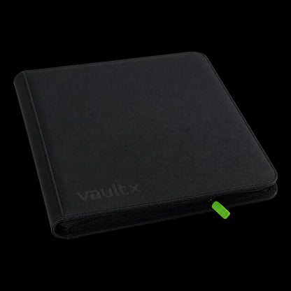 Álbum Vault X Exo-Tec Zip Binder XL negro de 12 bolsillos, cerrado en perspectiva con tirador verde.