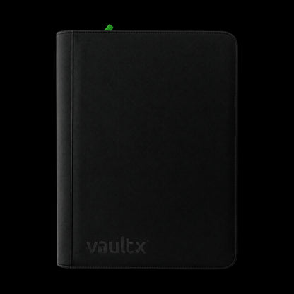Álbum Vault X Exo-Tec Zip Binder XXL Signature Black de 16 bolsillos, cubierta negra cerrada en vista frontal.