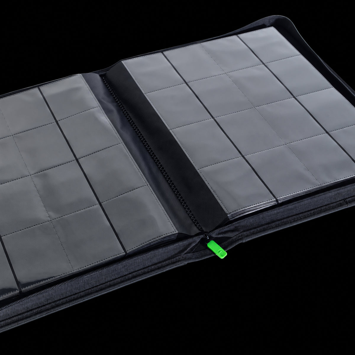 Interior del álbum Vault X Exo-Tec Zip Binder XXL negro, detalle de los bolsillos para cartas y la cremallera verde.