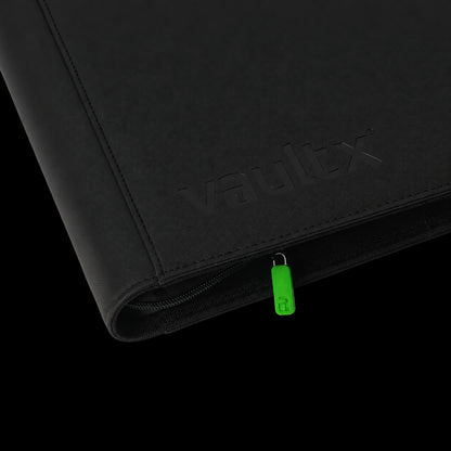 Detalle de la cubierta negra, el logotipo y la cremallera con tirador verde del álbum Vault X Exo-Tec XXL.