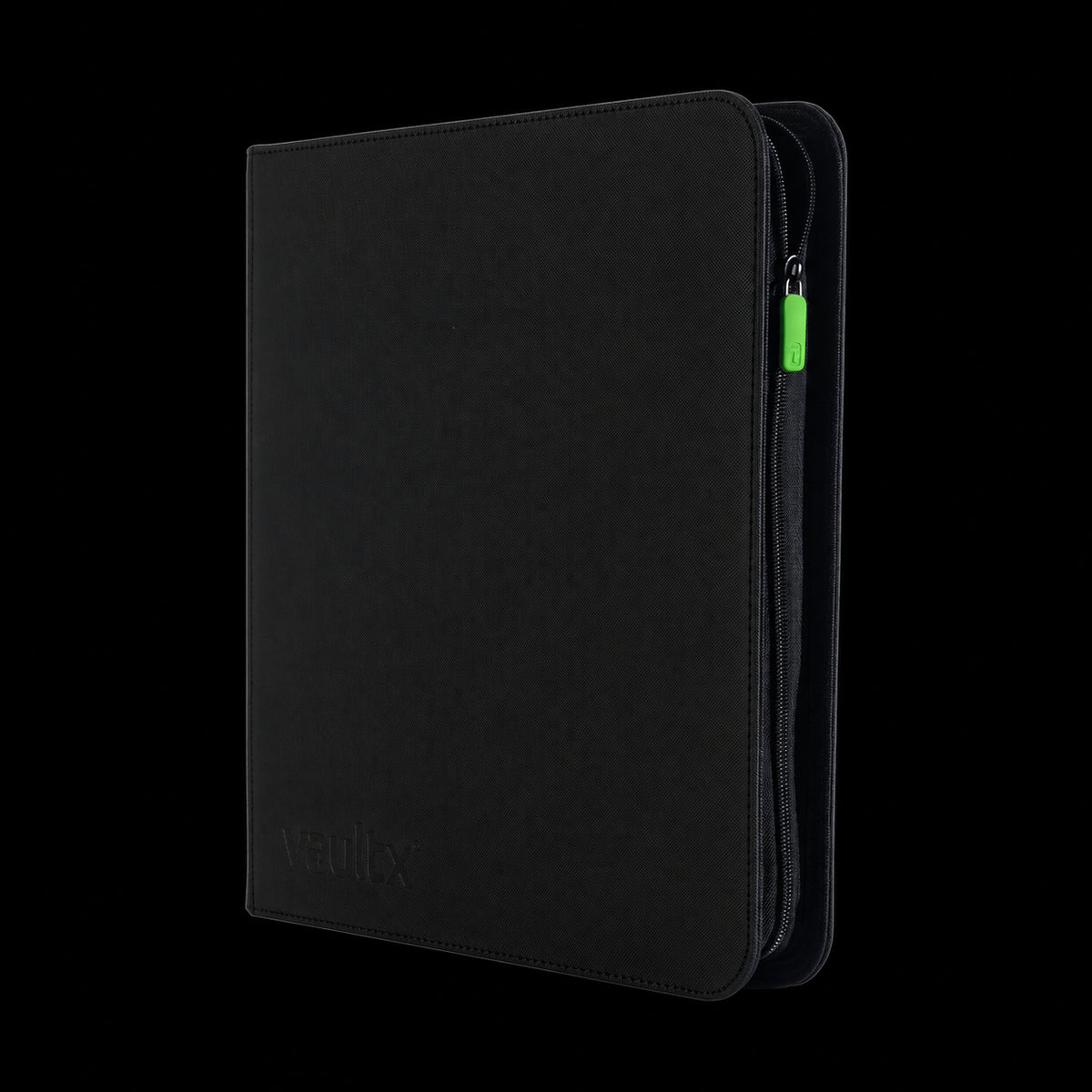 Álbum Vault X Exo-Tec Zip Binder XL negro en posición vertical, detalle lateral de la cremallera y el tirador verde.