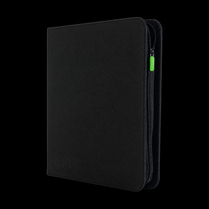 Álbum Vault X Exo-Tec Zip Binder XL negro en posición vertical, detalle lateral de la cremallera y el tirador verde.